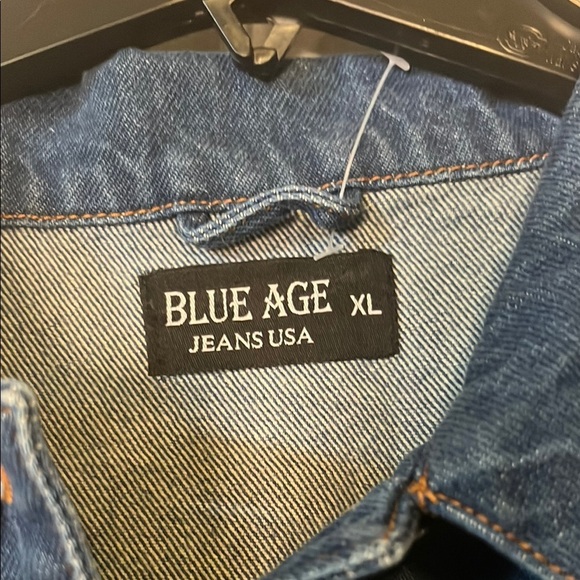 Classic Blue Denim Jacket with Distressed Look - Picture 2 of 5